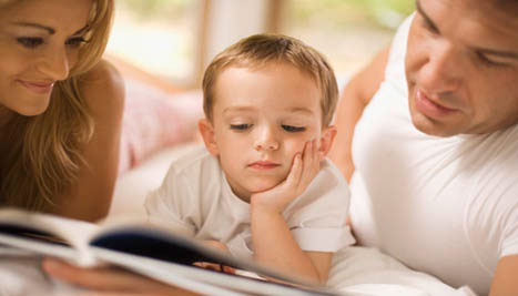 мальчик и родители читают