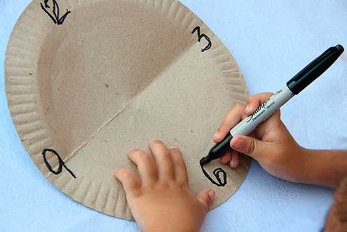 Ребенок рисует часы